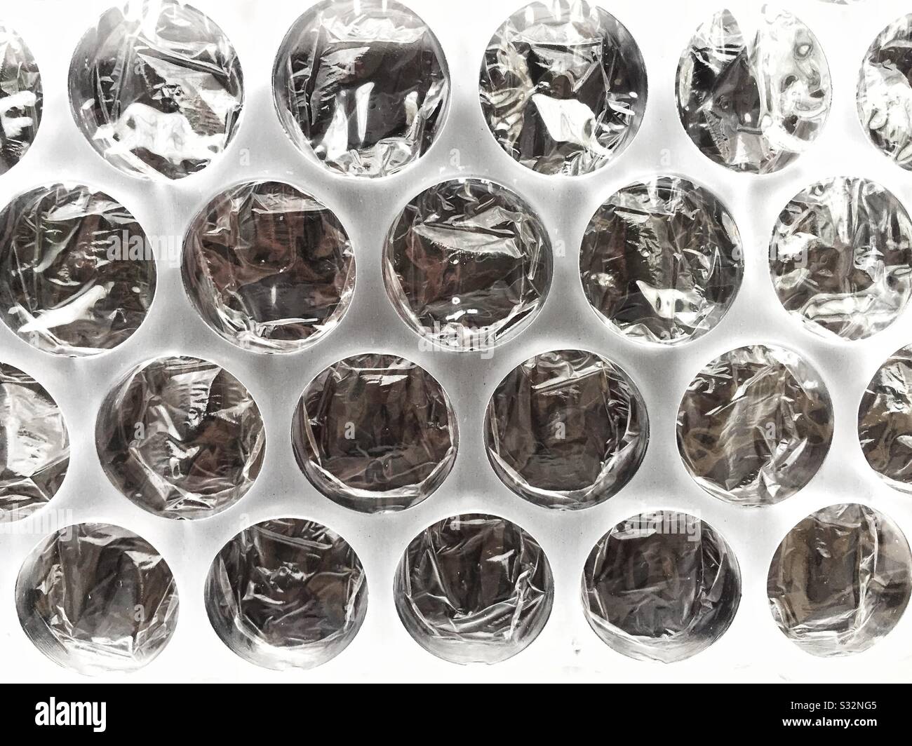 Eine abstrakte Nahaufnahme der Verpackung der Luftblase mit Kopierraum - Smartphone-aufgenommenes Stockfoto