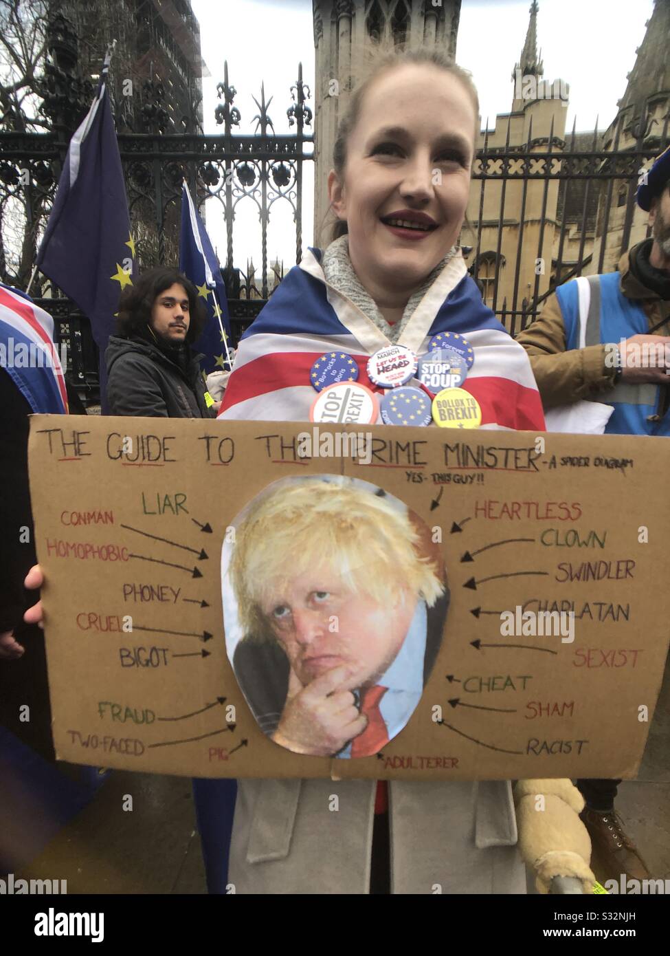 Frau protestiert Brexit mit dem satirischen, von Boris Johnson selbst gebastelten Protestplakat in London Stockfoto