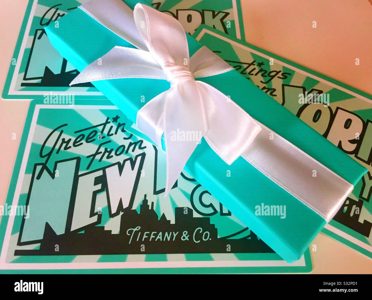 Tiffany & Co. Geschenkschachtel und Werbepostkarten Stillleben, NYC, USA - Smartphone-aufgenommenes Stockfoto