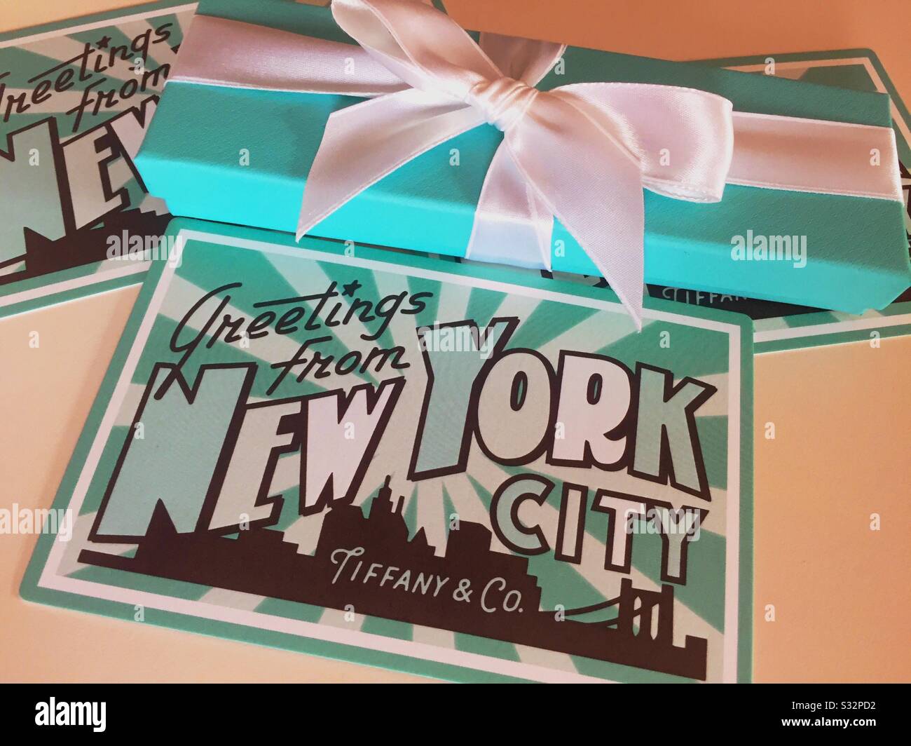 Tiffany & Company Geschenkschachtel und Werbepostkarten Stillleben, NYC, USA - Smartphone-aufgenommenes Stockfoto