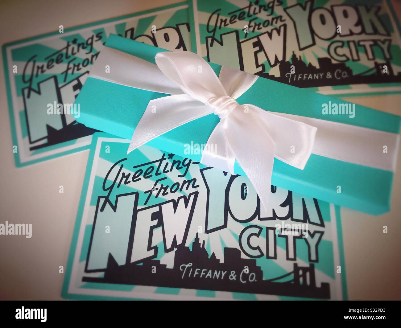 Tiffany & Company Geschenkschachtel und Werbepostkarten Stillleben - Smartphone-aufgenommenes Stockfoto