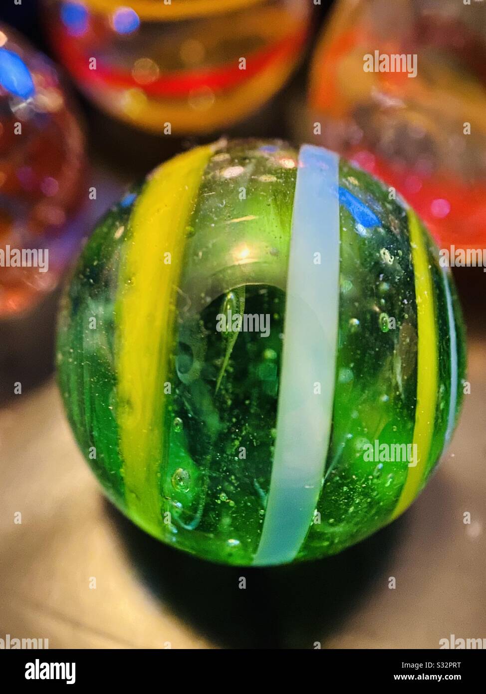 Grüner und blauer Marmor mit kühlen Blasen auf der Innenseite. Stockfoto
