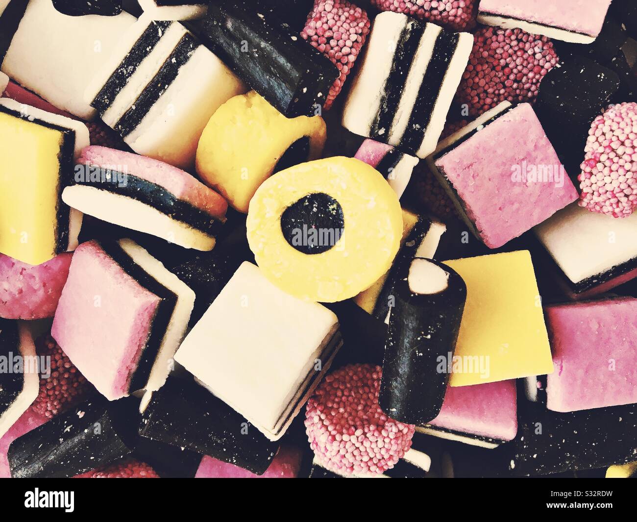 Auswahl an Licorice Allsortes Süßigkeiten mit Hiphamatic Filtern Stockfoto