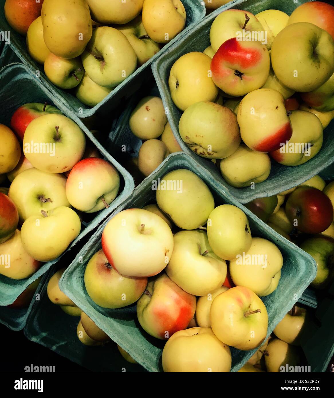 Lady Apples zum Verkauf in der Produktion Gang in einem Lebensmittelgeschäft in den Vereinigten Staaten - Smartphone-aufgenommenes Stockfoto