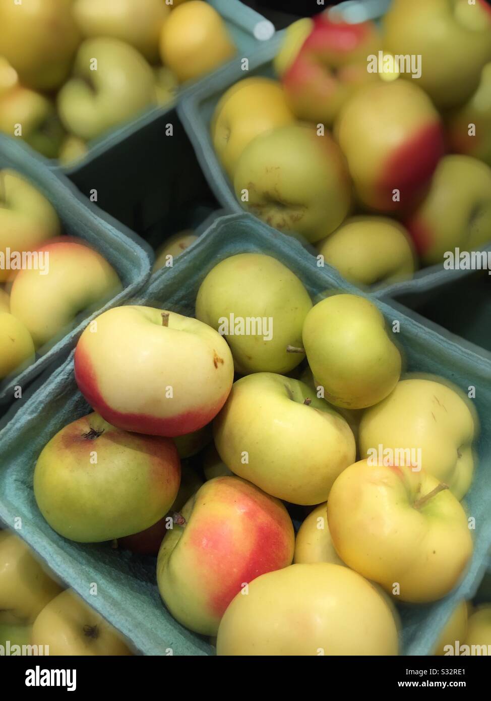 Damenäpfel zum Verkauf in der Produktion Gang des Lebensmittelgeschäftes, USA - Smartphone-aufgenommenes Stockfoto