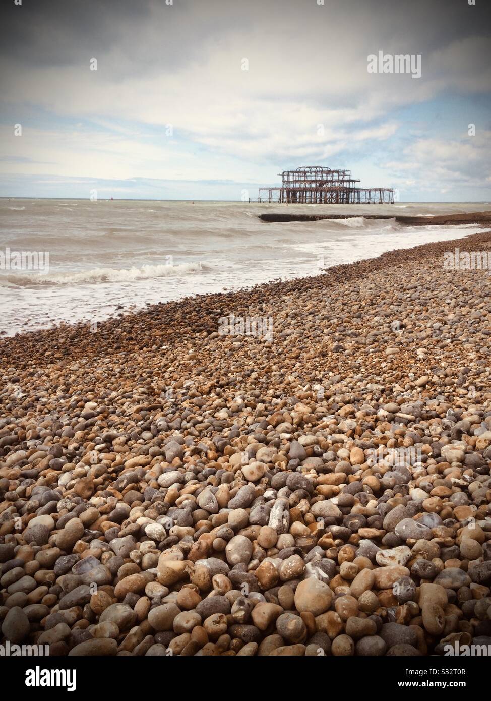 Brighton Beach und der alte Pier Stockfoto