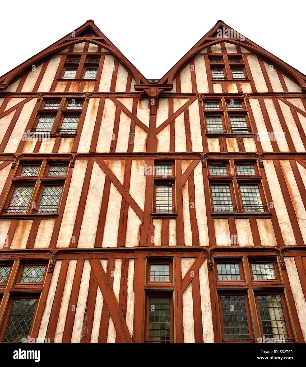 Fachwerkhaus aus dem 16. Jahrhundert in der Rue Colbert, Tours, Indre-et-Loire, Frankreich. Stockfoto
