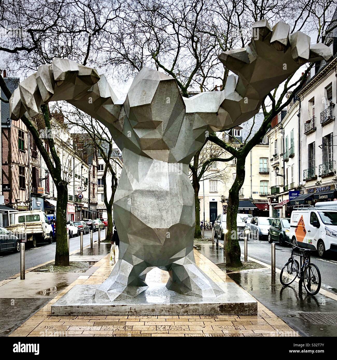 "Le Monstre"-Skulptur (2004) von Xavier Veilhan an der Place du Grand-Marche, Tours, Frankreich. - Smartphone-aufgenommenes Stockfoto