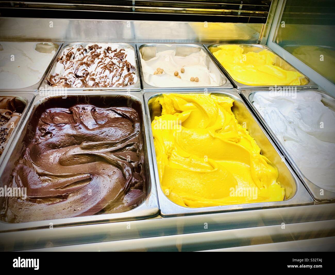 Italienisches Gelatto mit frischen Früchten und Nüssen - Eiscreme Stockfoto