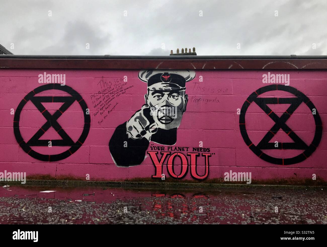 Extinction Rebellion Graffiti an einer Wand in Bath, England. - Smartphone-aufgenommenes Stockfoto