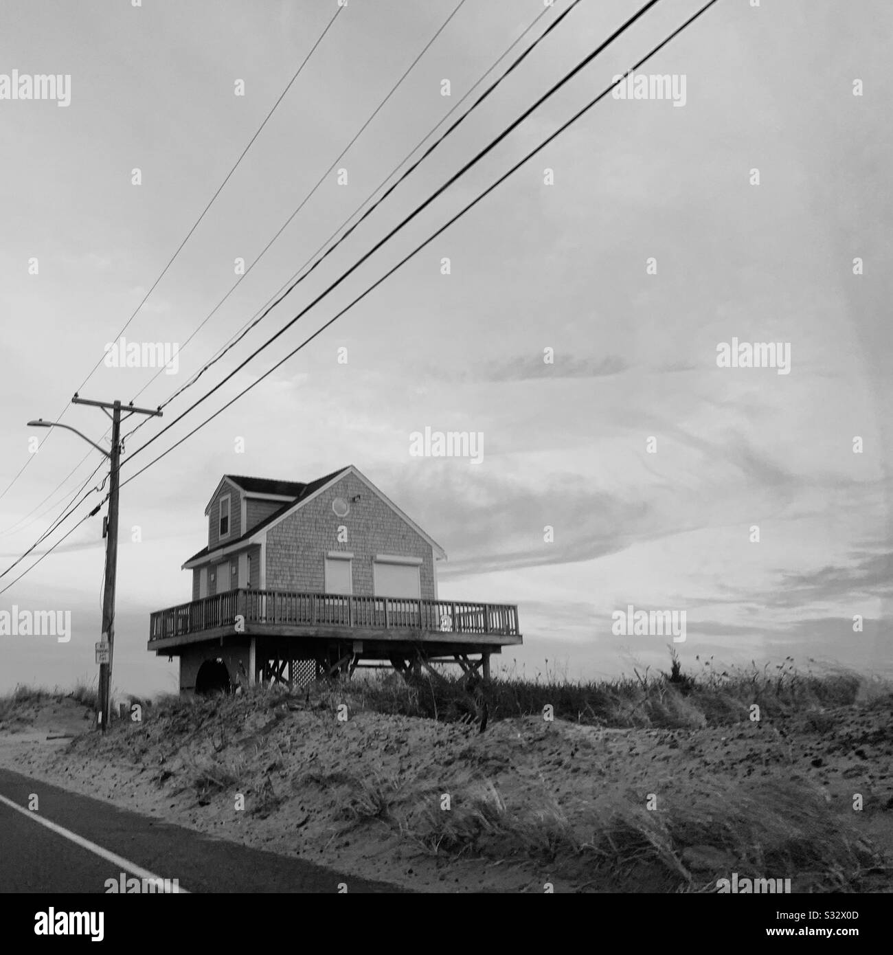 Schwarz-Weiß-Winterbild eines Hauses am Wasser, Falmouth, Cape Cod, Massachusetts, Vereinigte Staaten Stockfoto