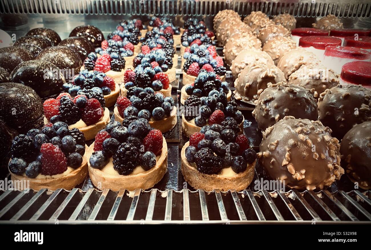 Leckere Minikuchen und Obsttäfte Stockfoto