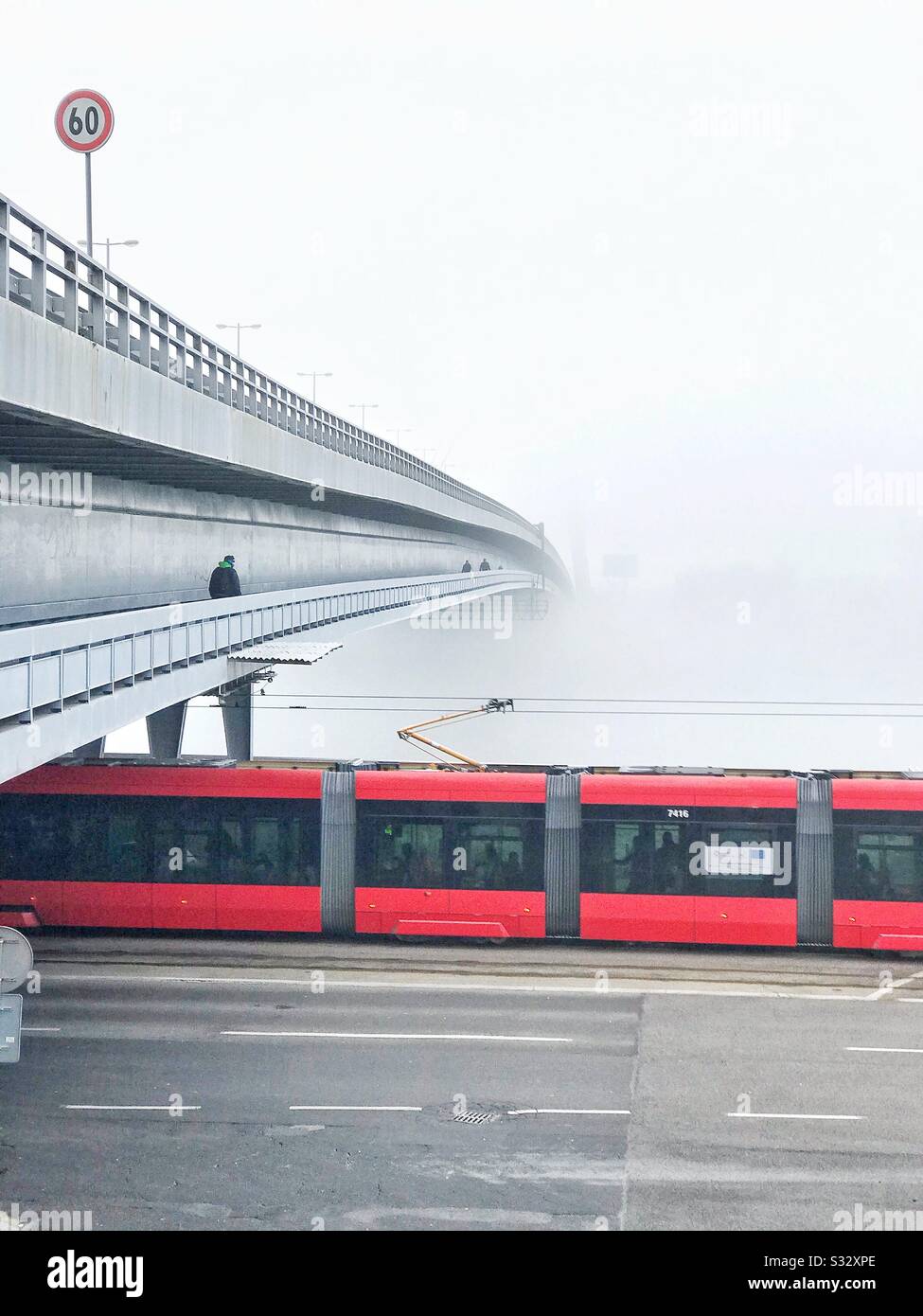 Straßenbahn und Brücke mit Nebel in Bratislava, Slowakei - Smartphone-aufgenommenes Stockfoto