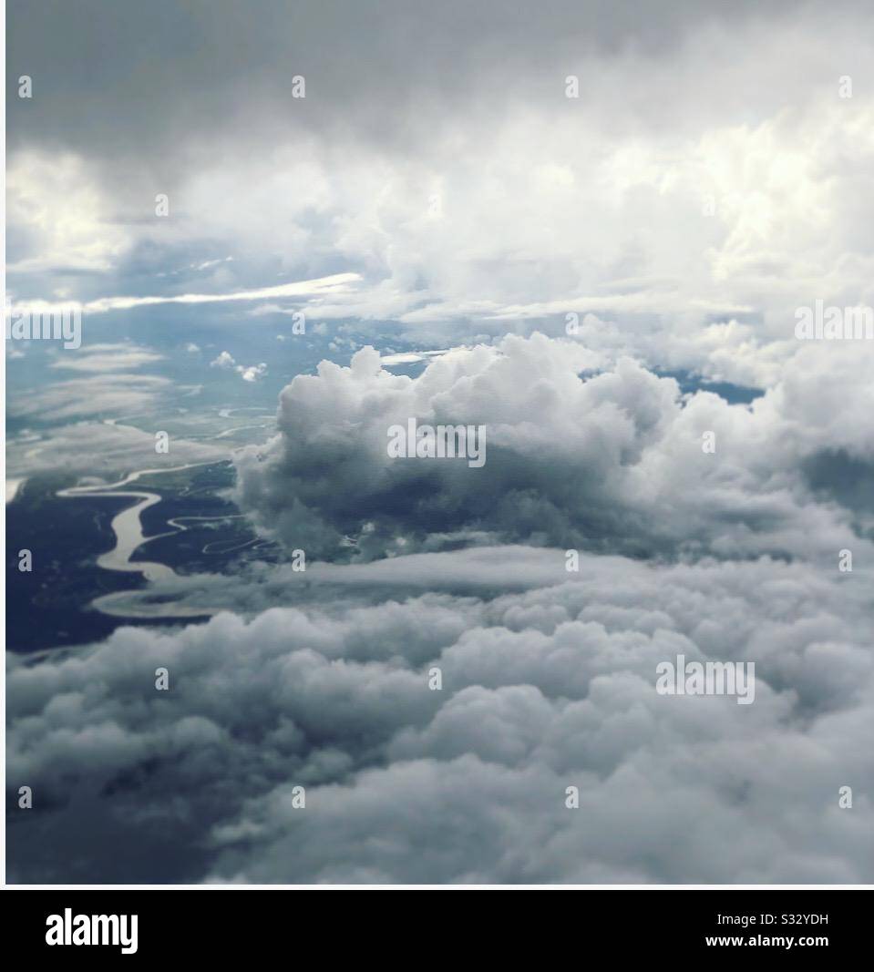 Wolken aus einem Ebenenfenster Stockfoto