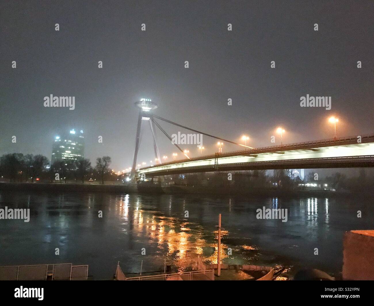 Die meisten SNP-Brücke, Bratislava, Slowakei - Smartphone-aufgenommenes Stockfoto
