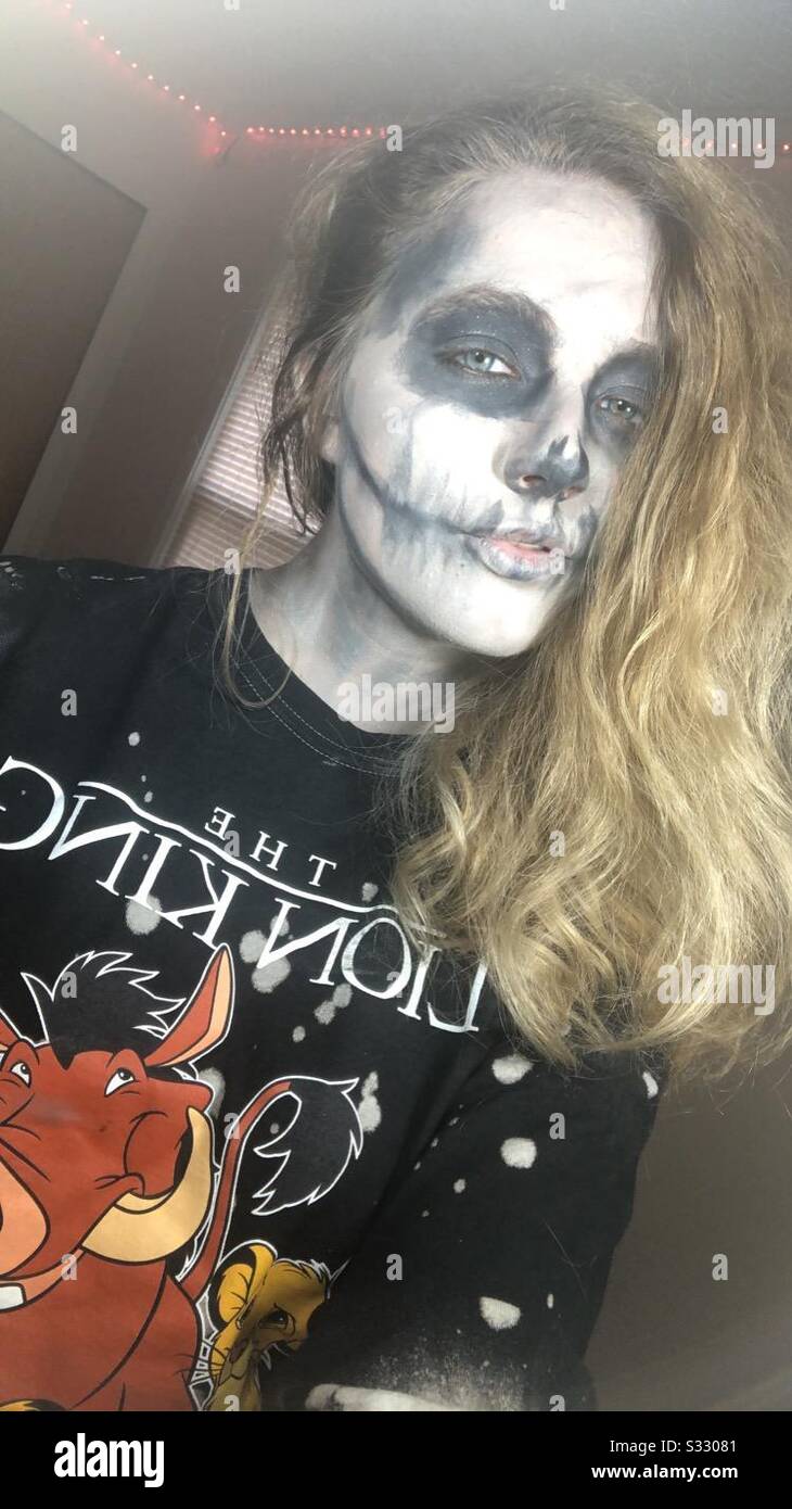 Ein Mädchen in Halloween Schädel schminkt sich an der Kamera Stockfoto