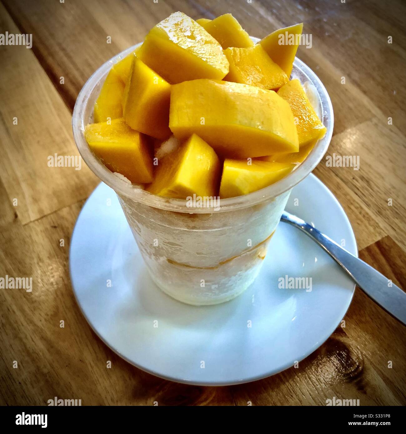 Patbingsu (Koreanisch rasierte Eis) mit Mango-Belag serviert in Siem Reap, Kambodscha Stockfoto