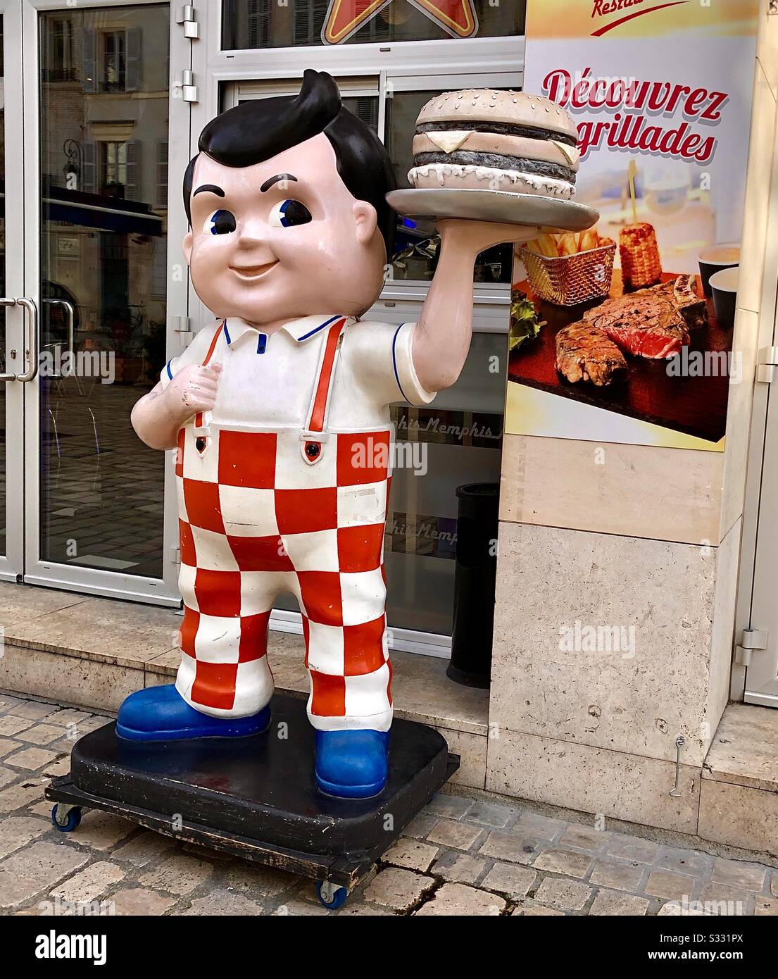 Lustige Figur, die Hamburger Restaurant in Orléans, Frankreich, wirbt. Stockfoto