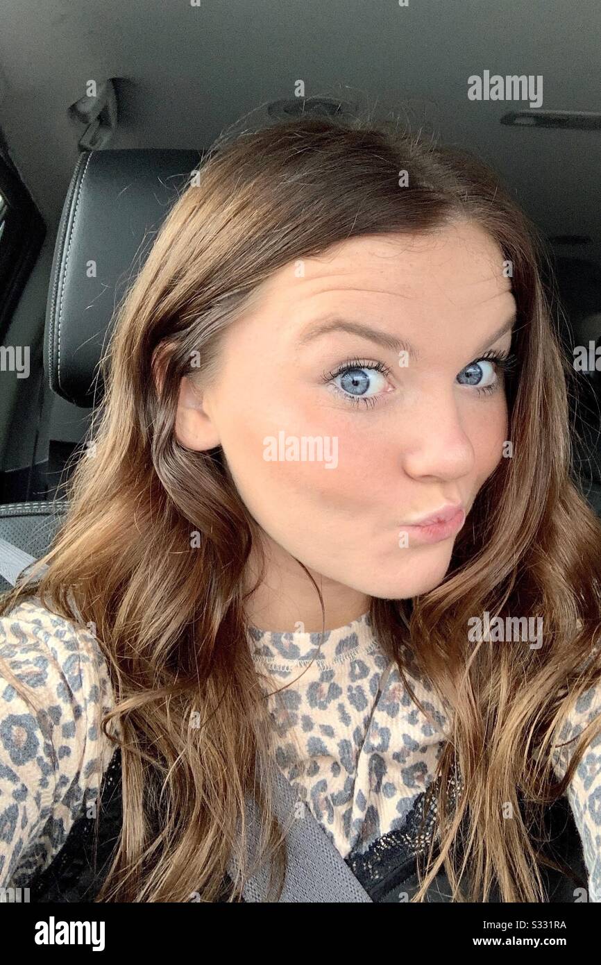 Schönes Teenager-Mädchen mit braun goldblonden Haaren nimmt ein Selfie-Bild auf Stockfoto
