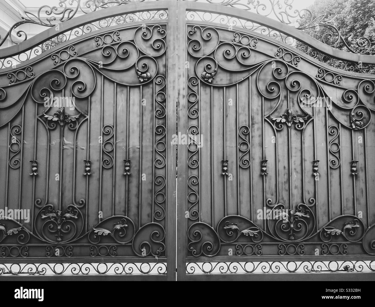 Großes, verzierter Einfahrtstor in Singapur. - Smartphone-aufgenommenes Stockfoto