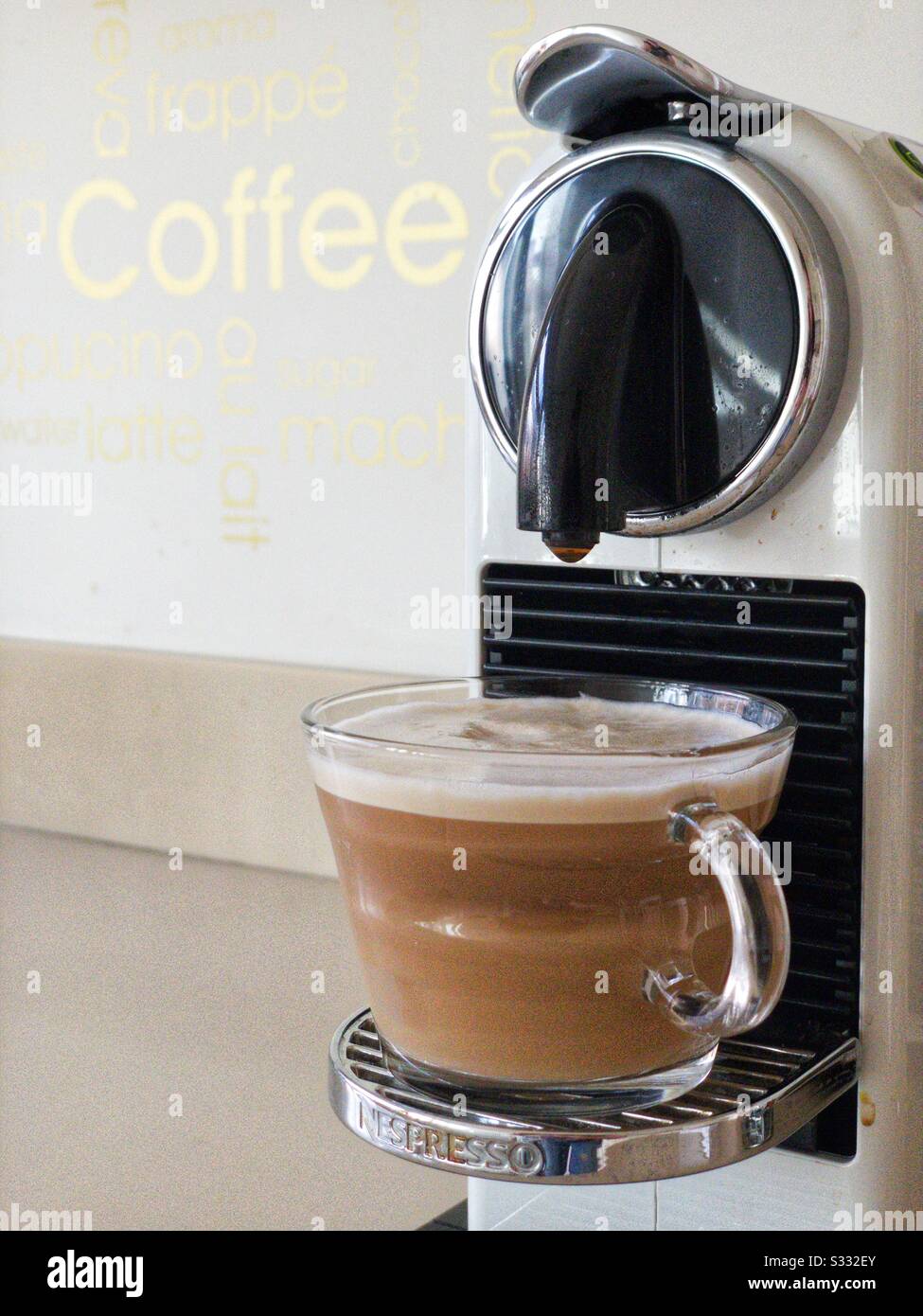 Kaffeemaschine mit frisch zubereitetem Kaffee Stockfoto