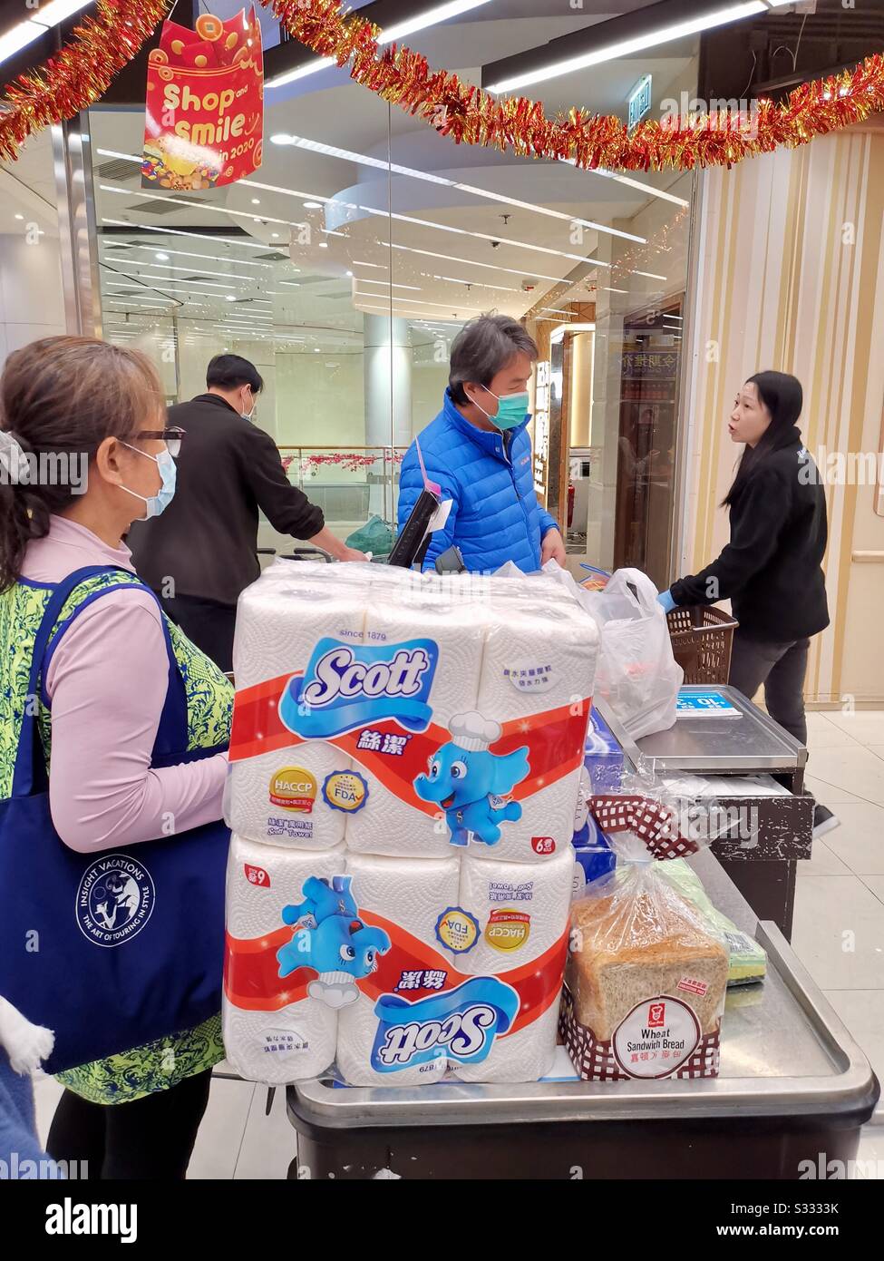 Toilettenpapier verrückt in Hongkong beim Coronavirus-Ausbruch 2020 in China. Stockfoto