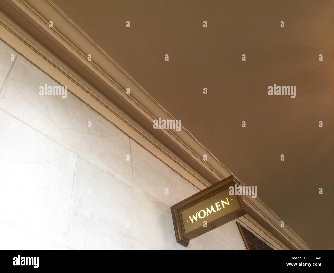 Schild mit der Toilette für Frauen, das an einer Marmorwand im eleganten San Francisco Memorial Opera House angebracht ist. Stockfoto