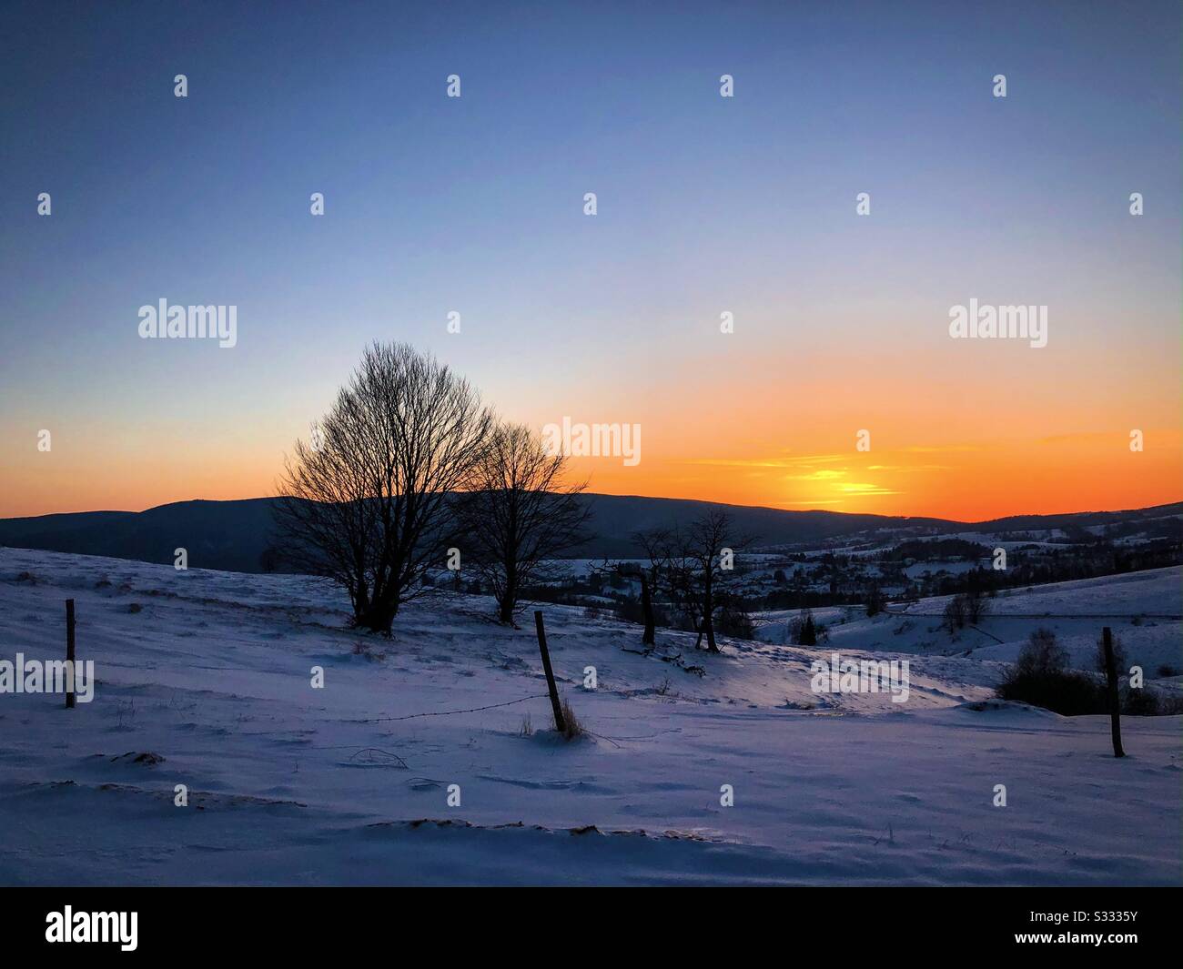 Sonnenuntergang in den Bergen im winter Stockfoto