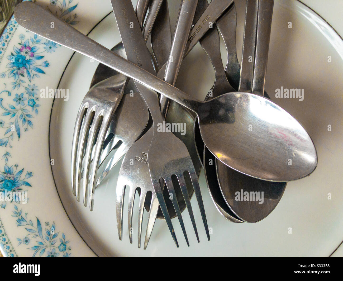Gabeln und Löffel auf einer Platte Stockfoto