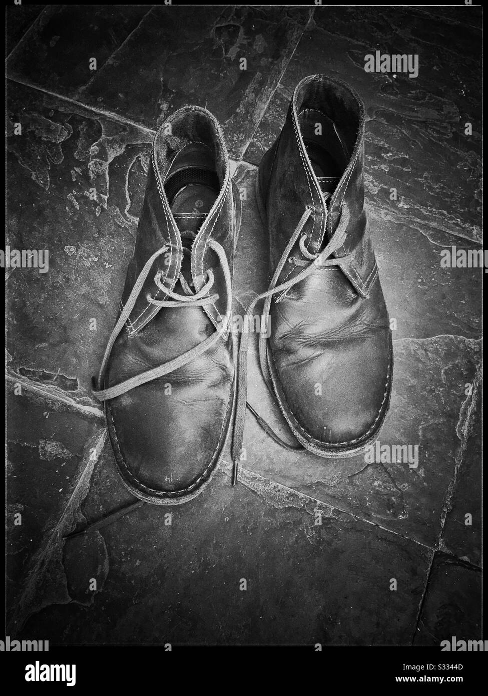 Paar alte Schnürschuhe aus Leder. Stockfoto