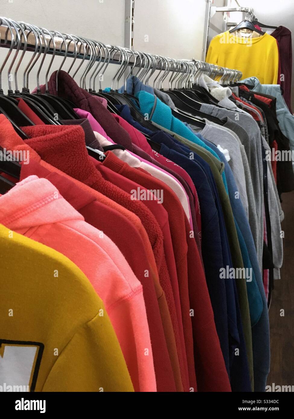 Verschiedene Farbige Hemden Auf Bugeln Stockfotografie Alamy