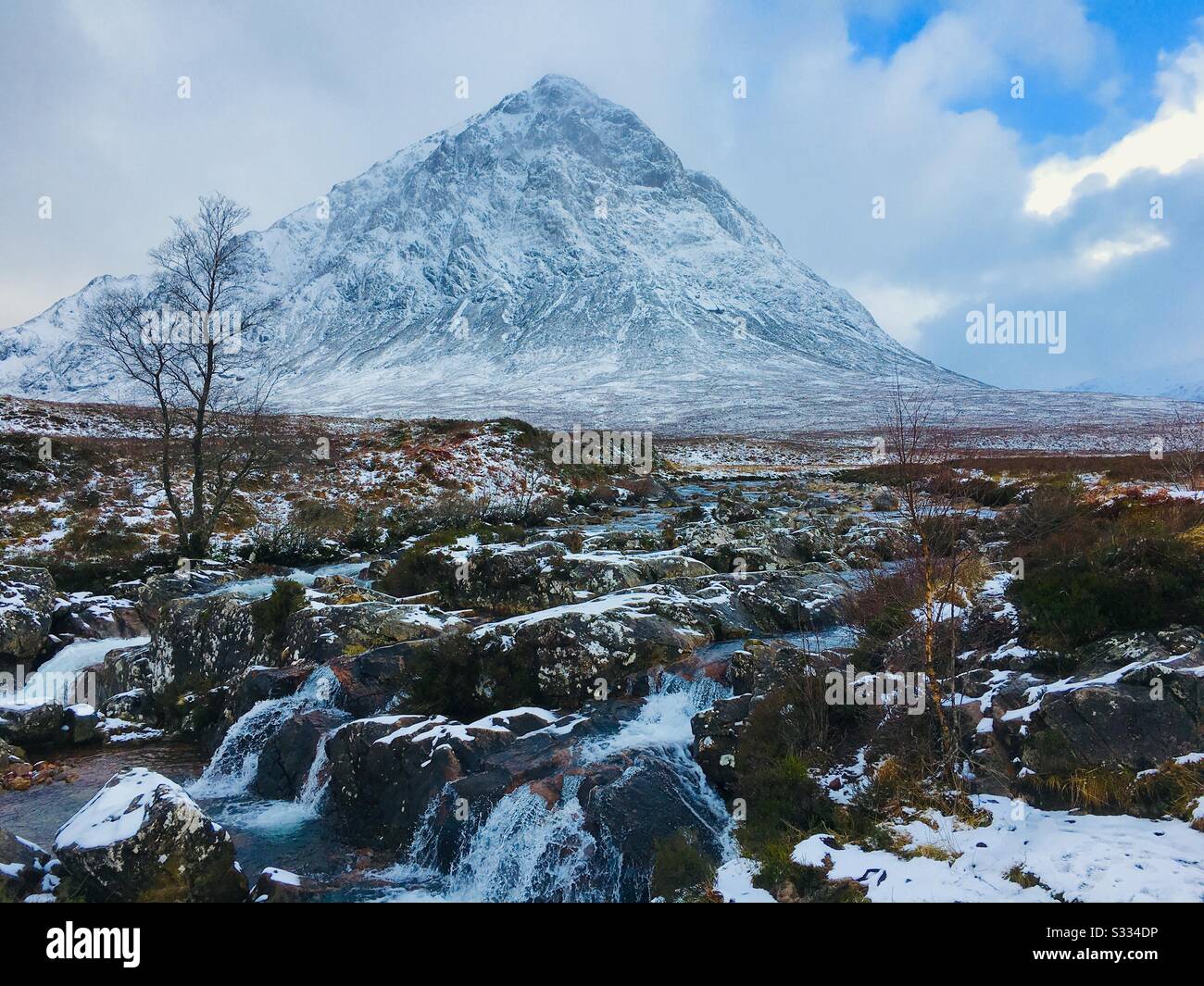Schottisches Hochland - Buachaille Etive Mor bedeckt mit Schnee und der Fluss Etive in Glen Etive Glencoe Schottland Großbritannien GB Europa - Smartphone-aufgenommenes Stockfoto