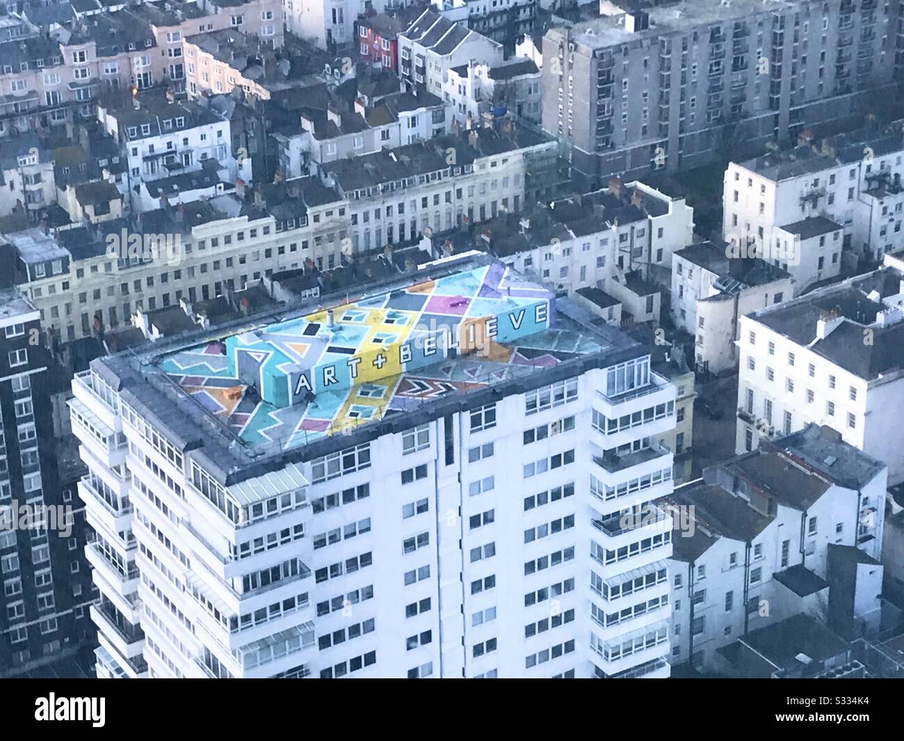 Blick auf ART+BELIEVE Dachgemälde im Holiday Inn, Brighton. Von British Airways i360 aus gesehen. Stockfoto