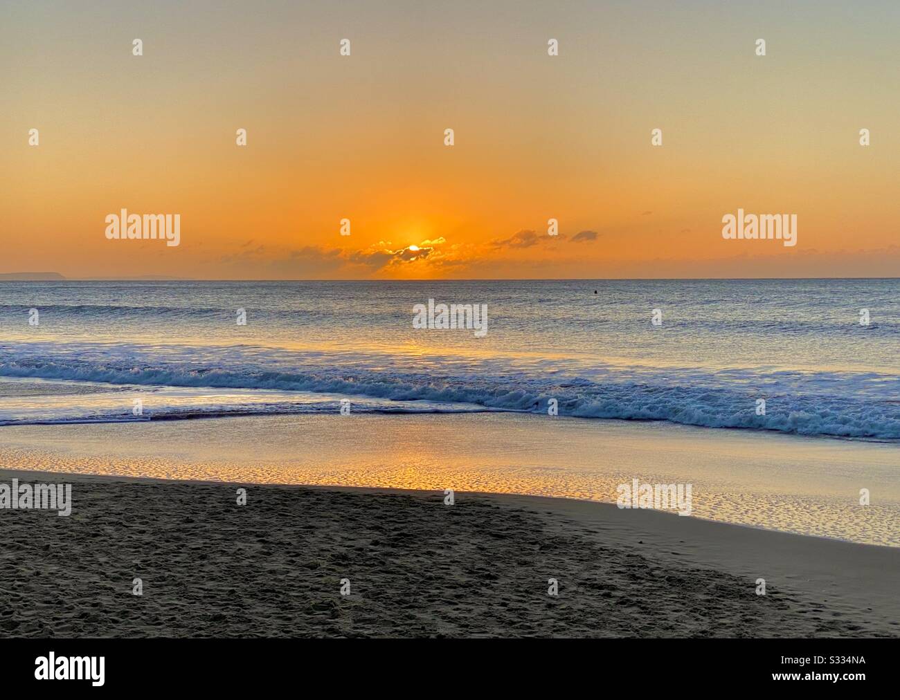 Sonnenaufgang Über Dem Ärmelkanal von einem Strand in Bournemouth Stockfoto
