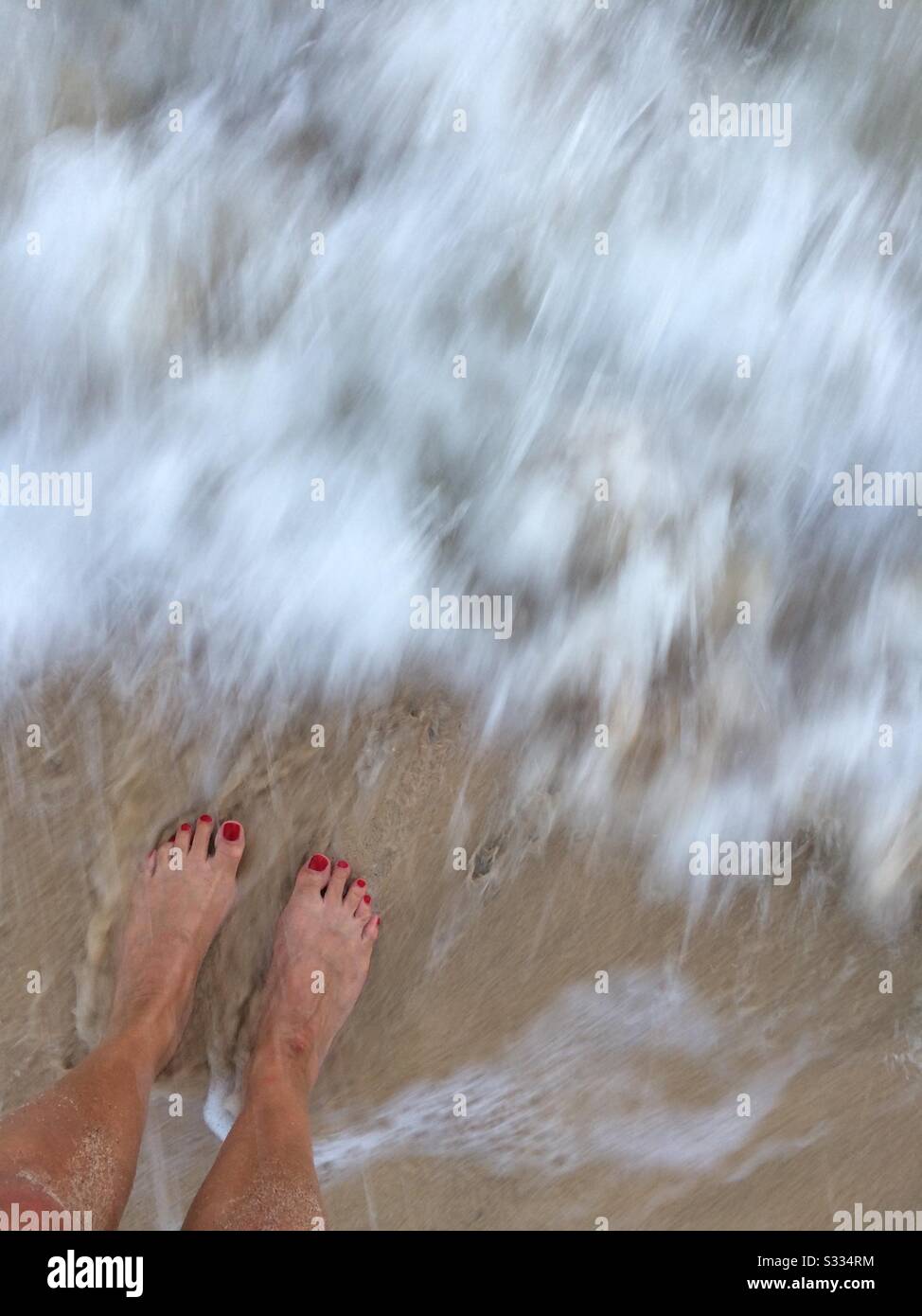 Bunte Zehen in einem wirbelnden Meer Stockfoto
