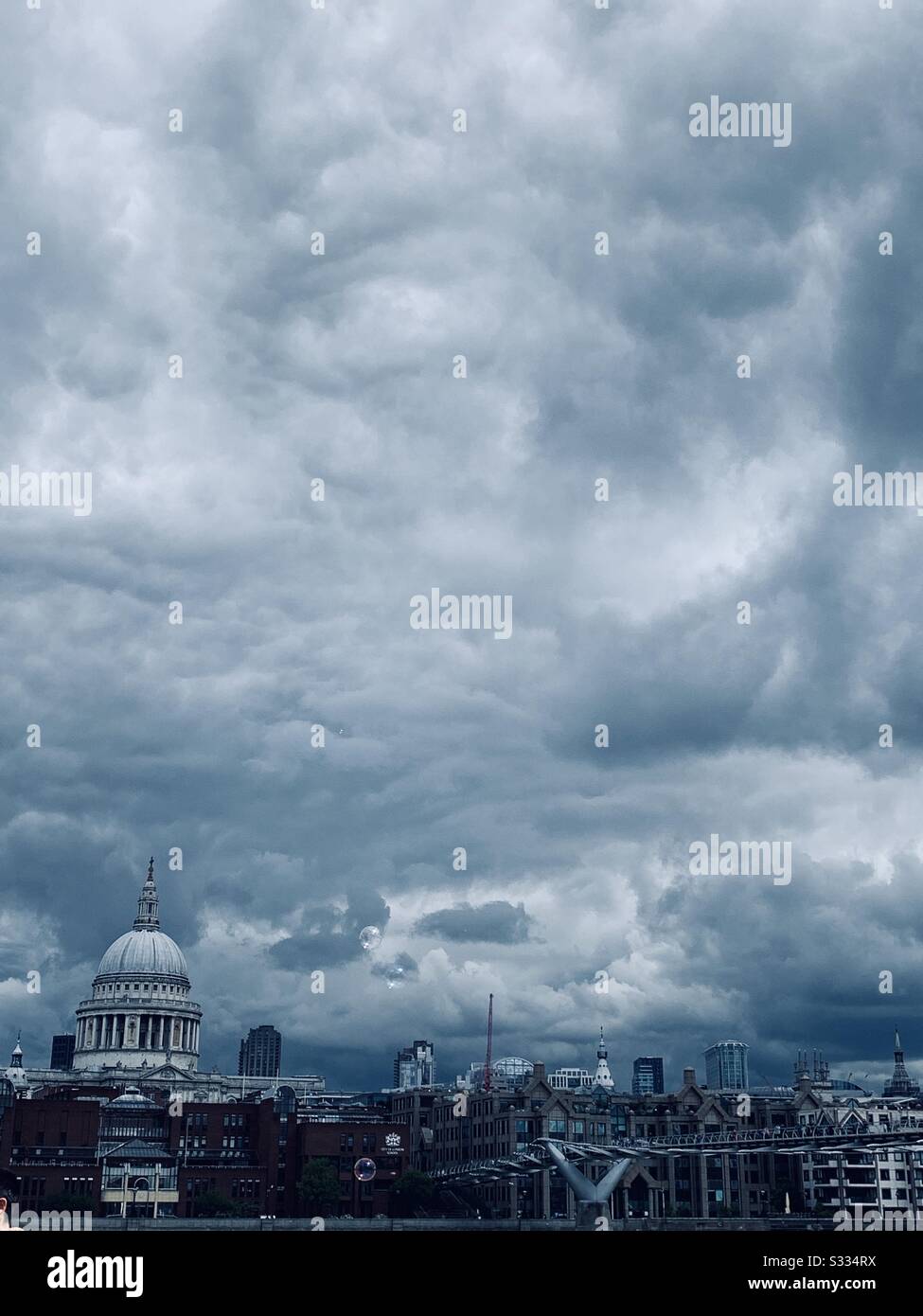 Unheilvolle stürmische Luft über St. Paul's, London Stockfoto