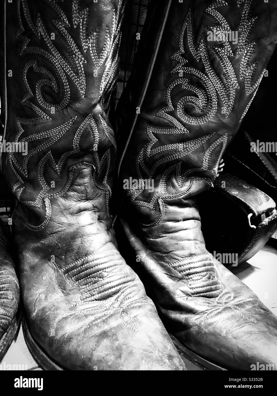 Vintage Cowboystiefel in schwarz-weiß Stockfoto