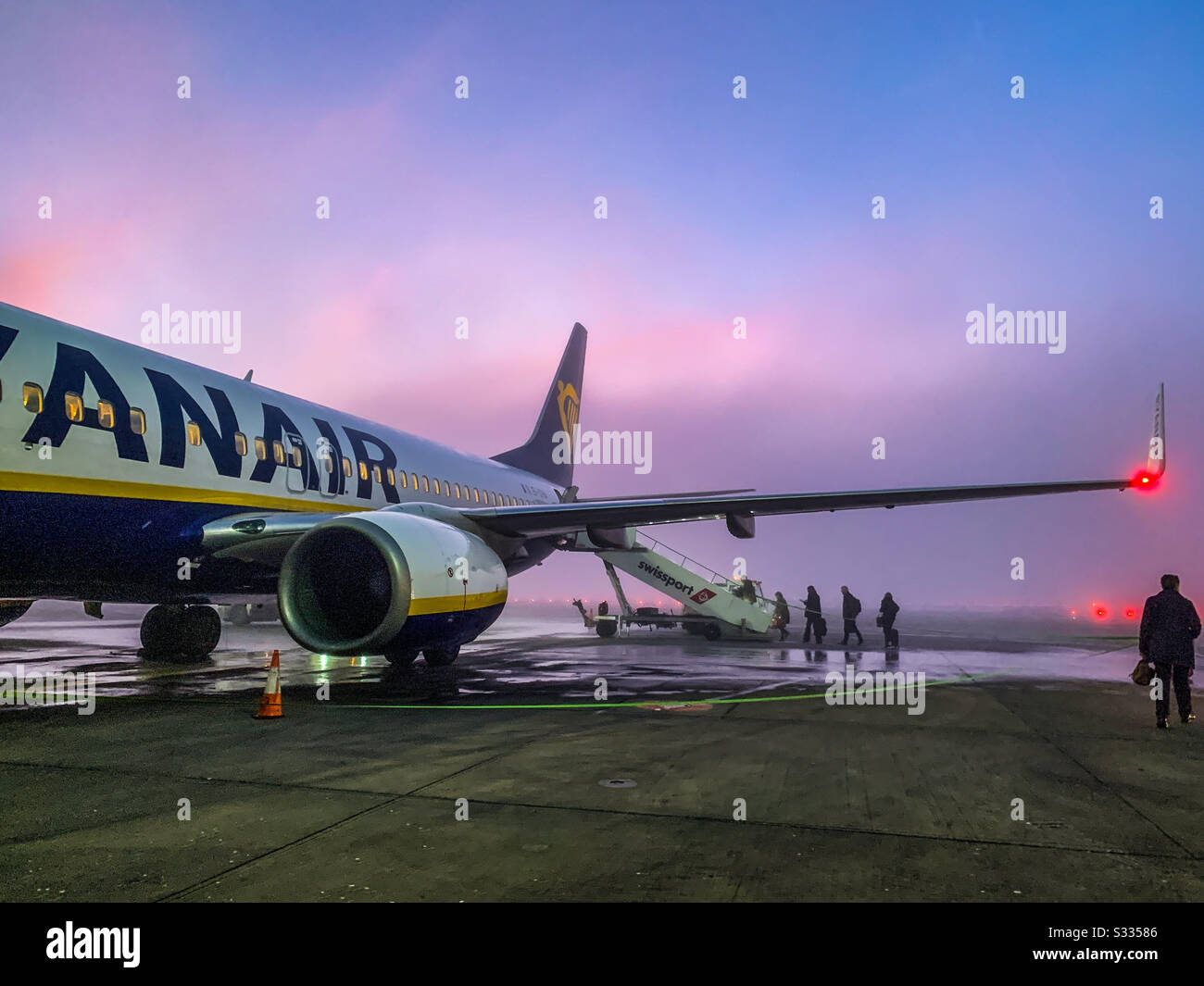 Flug am frühen Morgen mit einer Ryanair Boeing 737-8AS am Flughafen Manchester Stockfoto