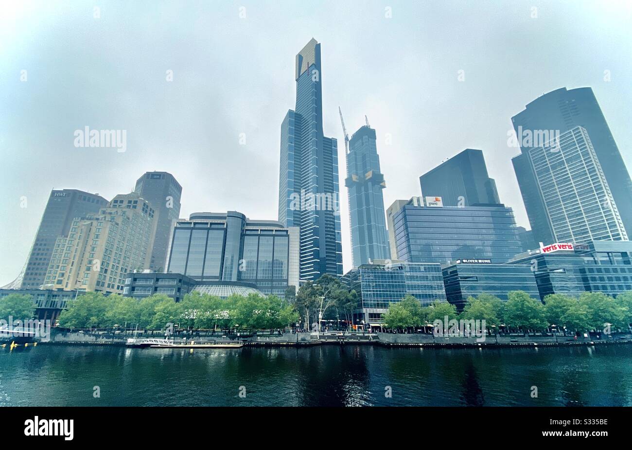 Skyline von Melbourne vom Yarra River Stockfoto