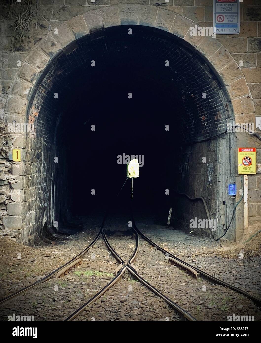 Eisenbahntunnel in Port Chalmers, Australien - Smartphone-aufgenommenes Stockfoto
