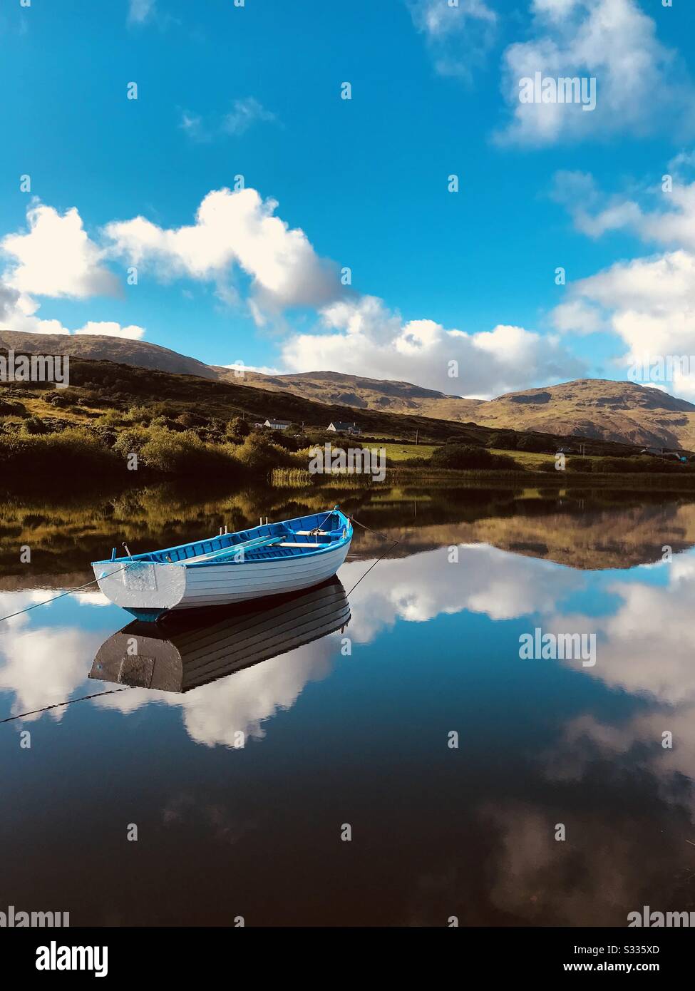Fischerboot auf Stillwater, County Donegal, Irland - Smartphone-aufgenommenes Stockfoto