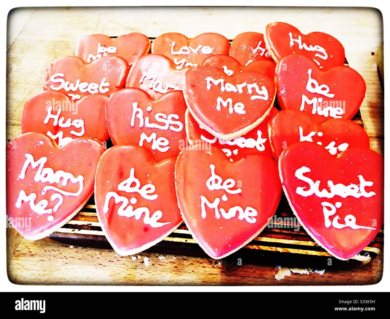 The Cake Shop Bakery Valentine's Day herzförmige Iced Biscuits, Woodbridge, Suffolk, Großbritannien. - Smartphone-aufgenommenes Stockfoto