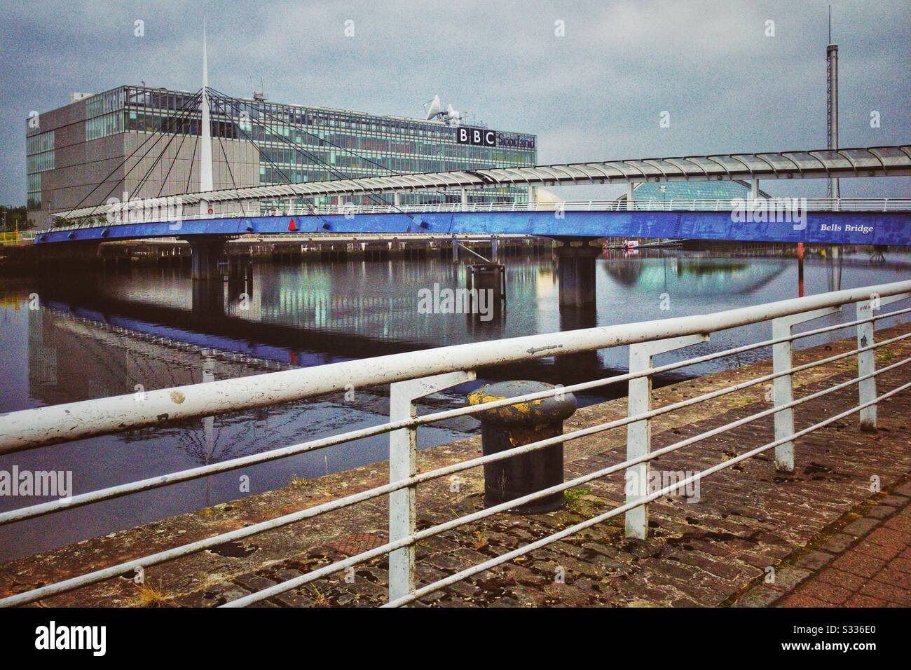 Bells Bridge und BBC Scotland Studios am Fluss Clyde in Glasgow, Schottland. Stockfoto