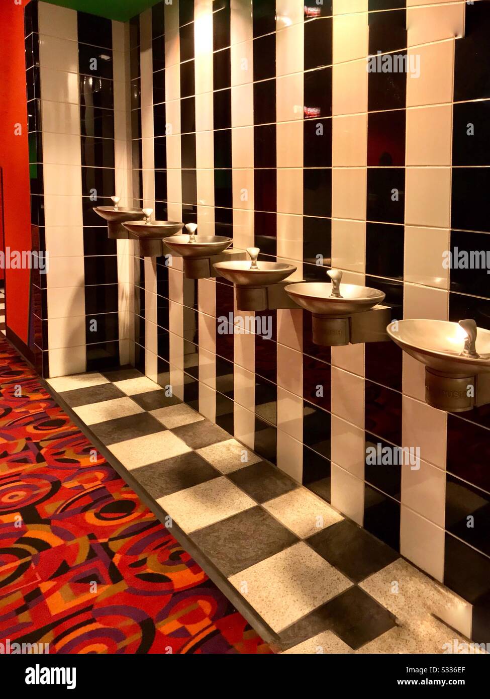 Reihe von Wasserfontänen in abgestuften Höhen im Kino - Smartphone-aufgenommenes Stockfoto