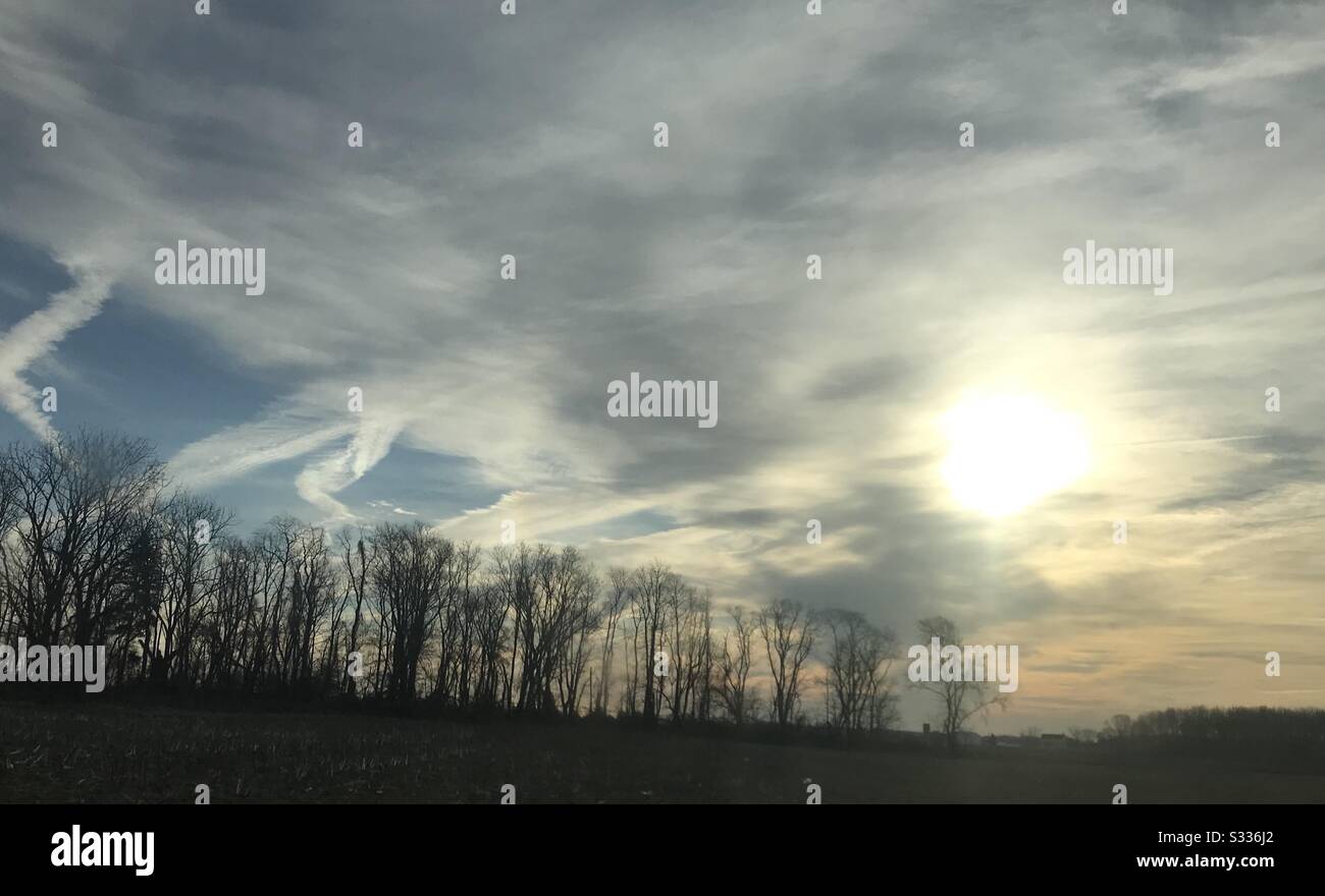 Interessante Skyline von Sunrise in Columbus, NJ im Februar 2020. Gewellte Wolken und kühle Farben umreißen den Horizont. Stockfoto