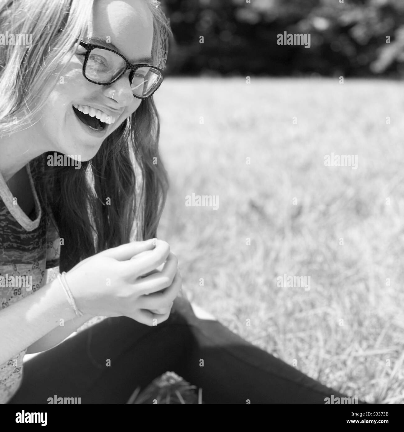 Teenager-Mädchen lacht auf einem Feld Stockfoto