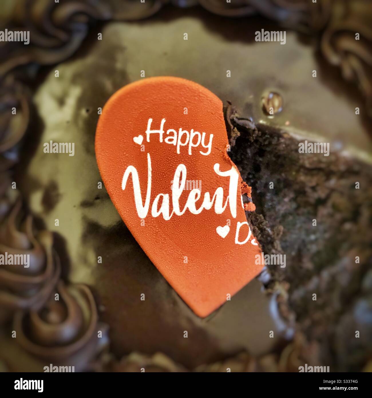Nahaufnahme eines teilweise verzehrten Schokoladenkuchens vom Valentinstag. Stockfoto