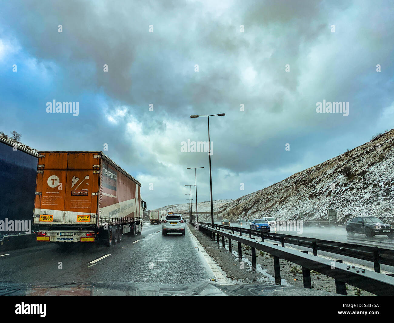 Fahren bei kaltem Wetter auf der M62 über die Pennines von Yorkshire nach Lancashire Stockfoto