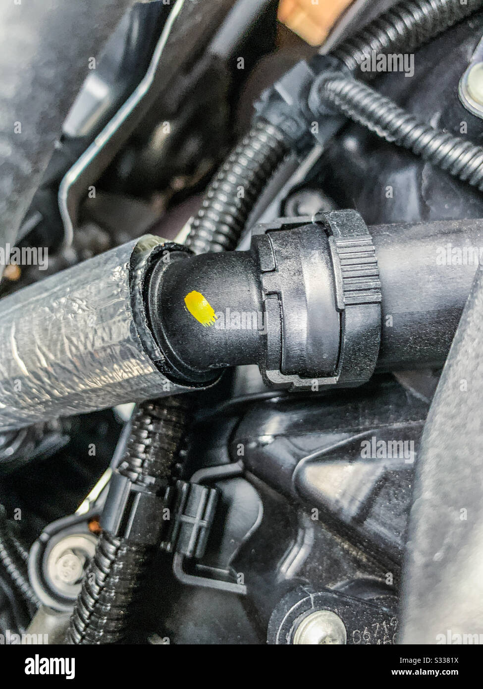 Motorkomponenten und Rohrarbeiten in einem modernen Automotor Stockfoto