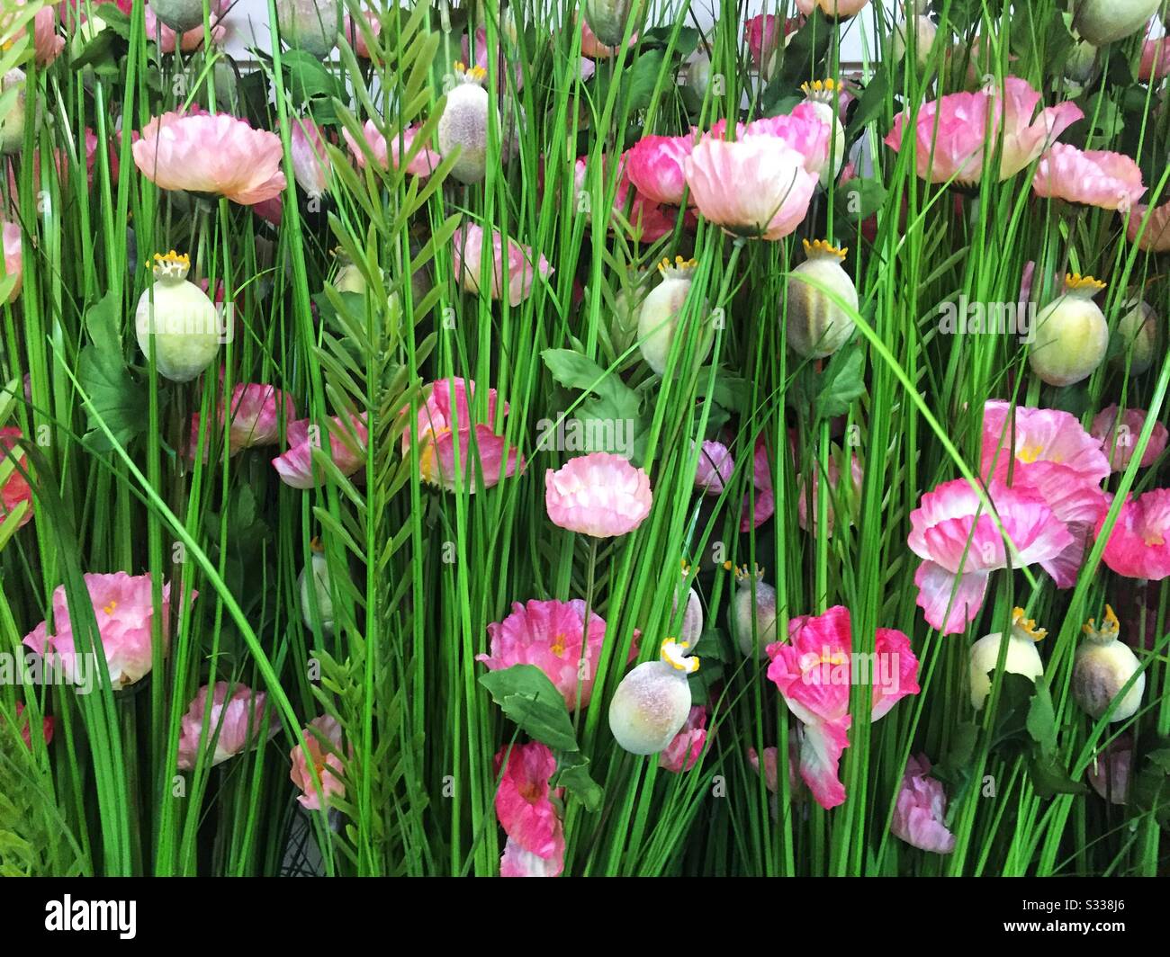 Ein naturgetreues Vollbild realistischer, künstlicher Wildblumen auf einer Wiese mit Kopierraum Stockfoto